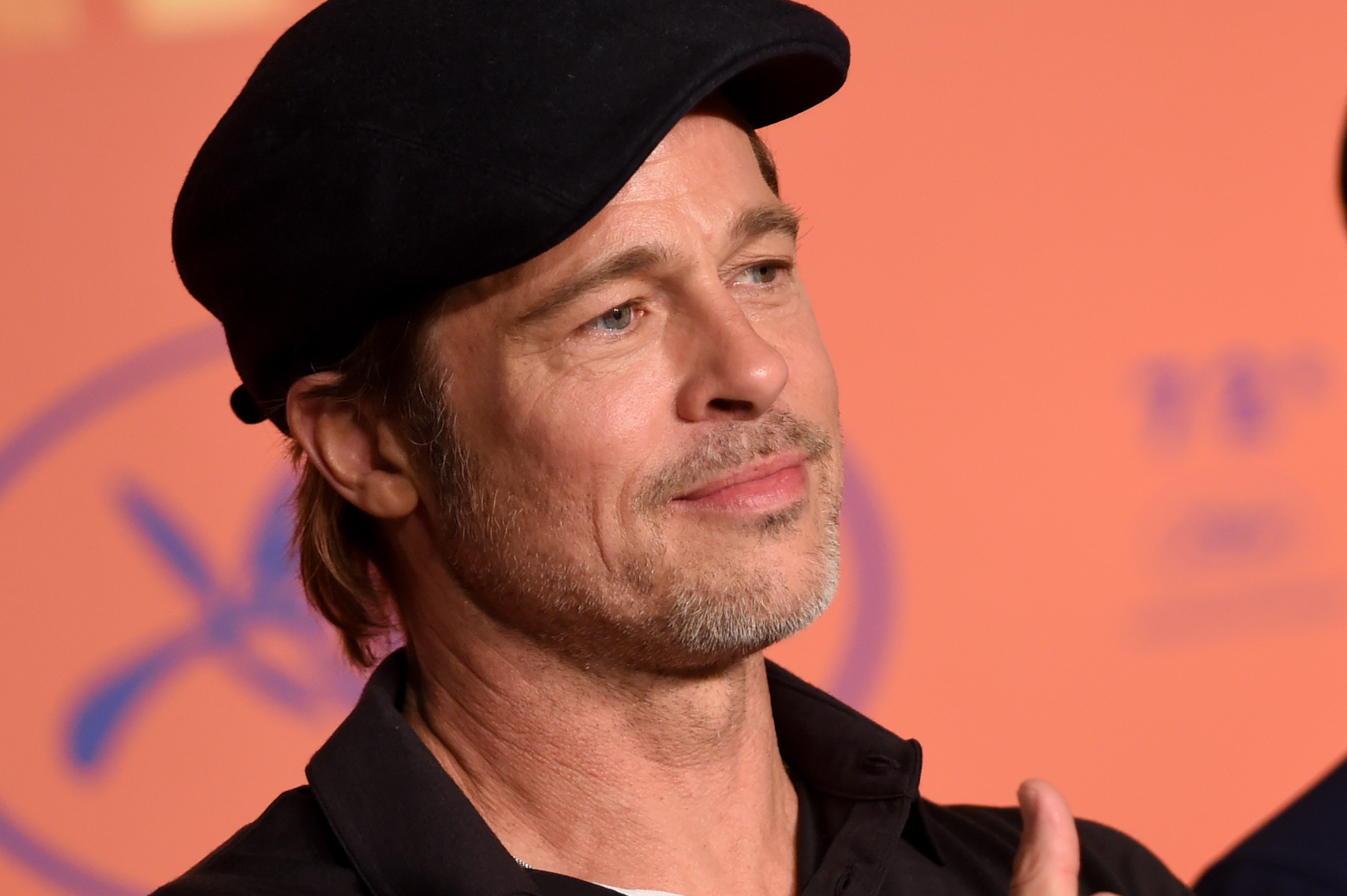 Entre los famosos con empresas desconocidas, tenemos a Brad Pitt