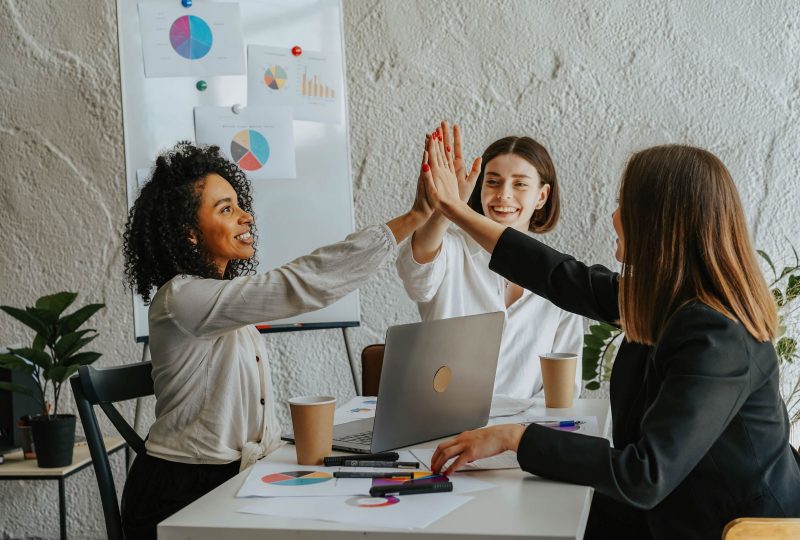 ¿Cómo apoyar a las mujeres emprendedoras y sus negocios?